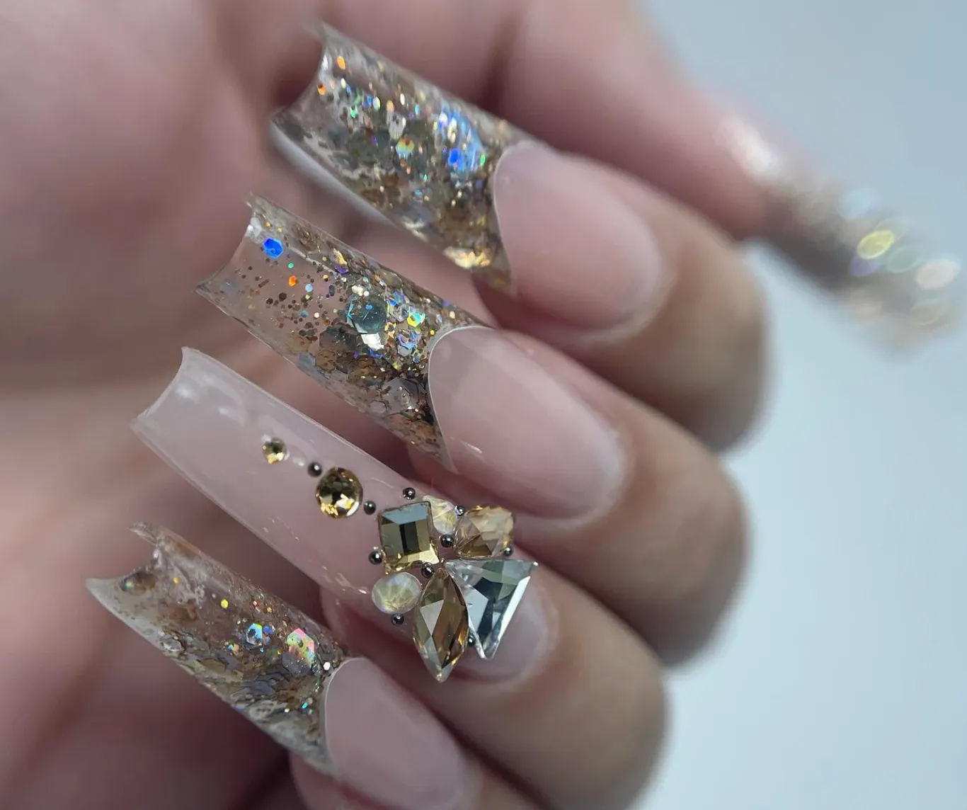 Uñas largas con purpurina y cristales